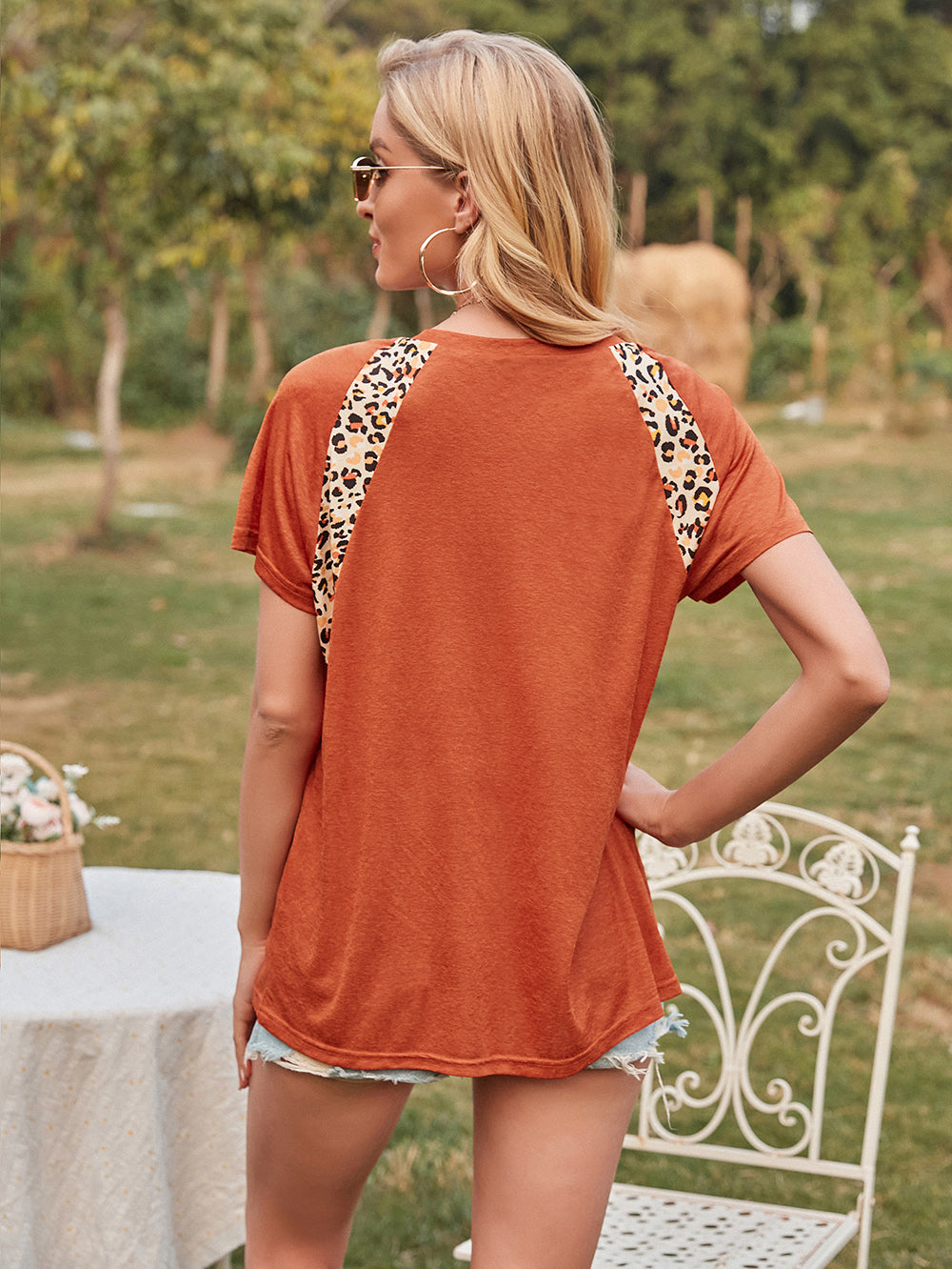 Camiseta de lujo con estampado de leopardo en contraste