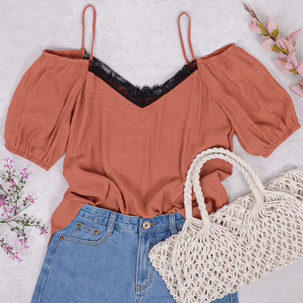 Camisola de encaje con mangas abullonadas