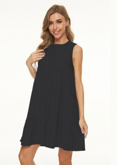 Vestido recto con cuello redondo y capas