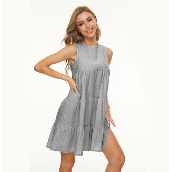 Vestido recto con cuello redondo y capas