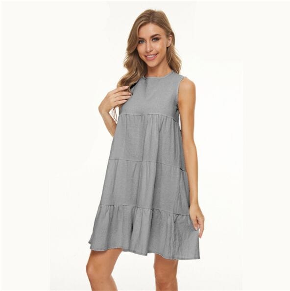 Vestido recto con cuello redondo y capas