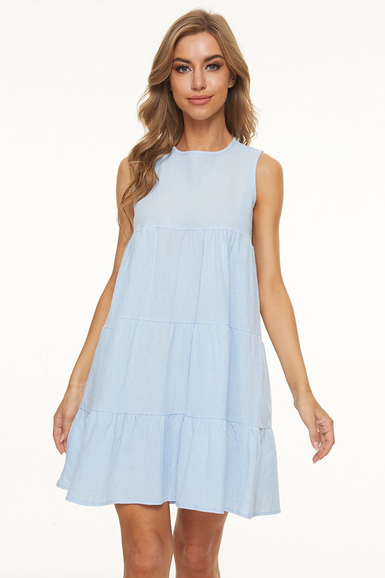 Vestido recto con cuello redondo y capas