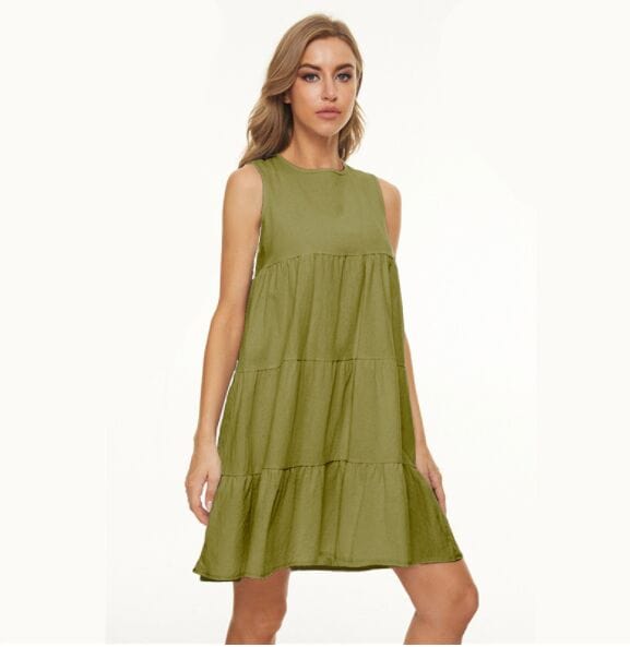 Vestido recto con cuello redondo y capas