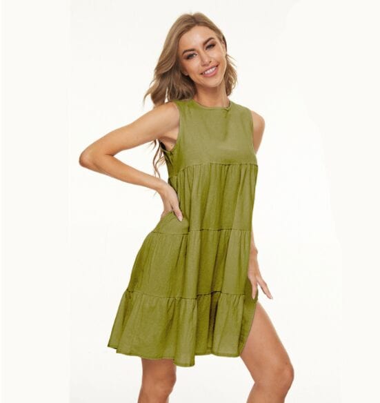 Vestido recto con cuello redondo y capas