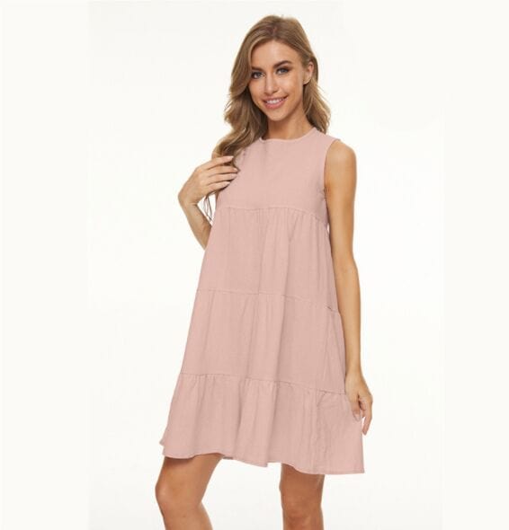 Vestido recto con cuello redondo y capas