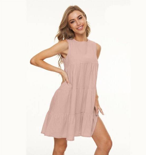 Vestido recto con cuello redondo y capas
