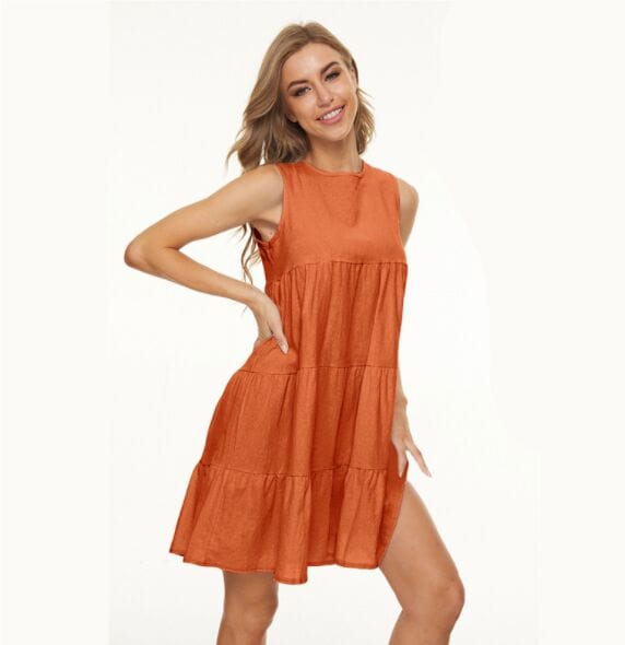 Vestido recto con cuello redondo y capas