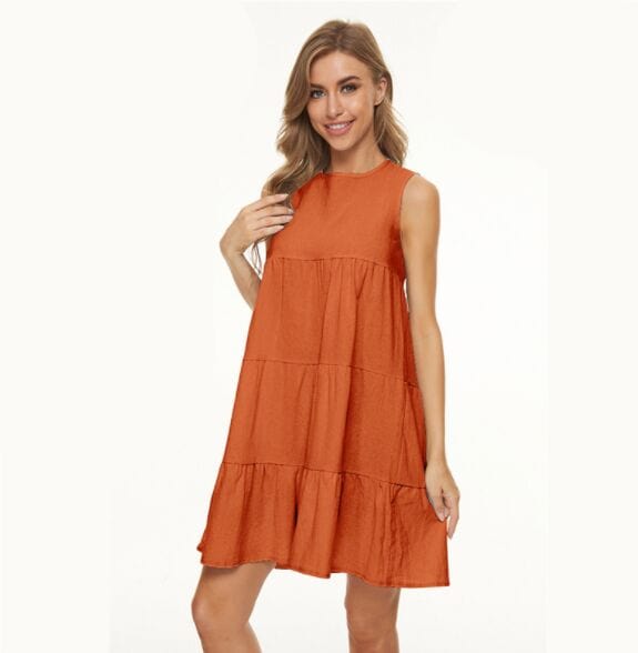 Vestido recto con cuello redondo y capas