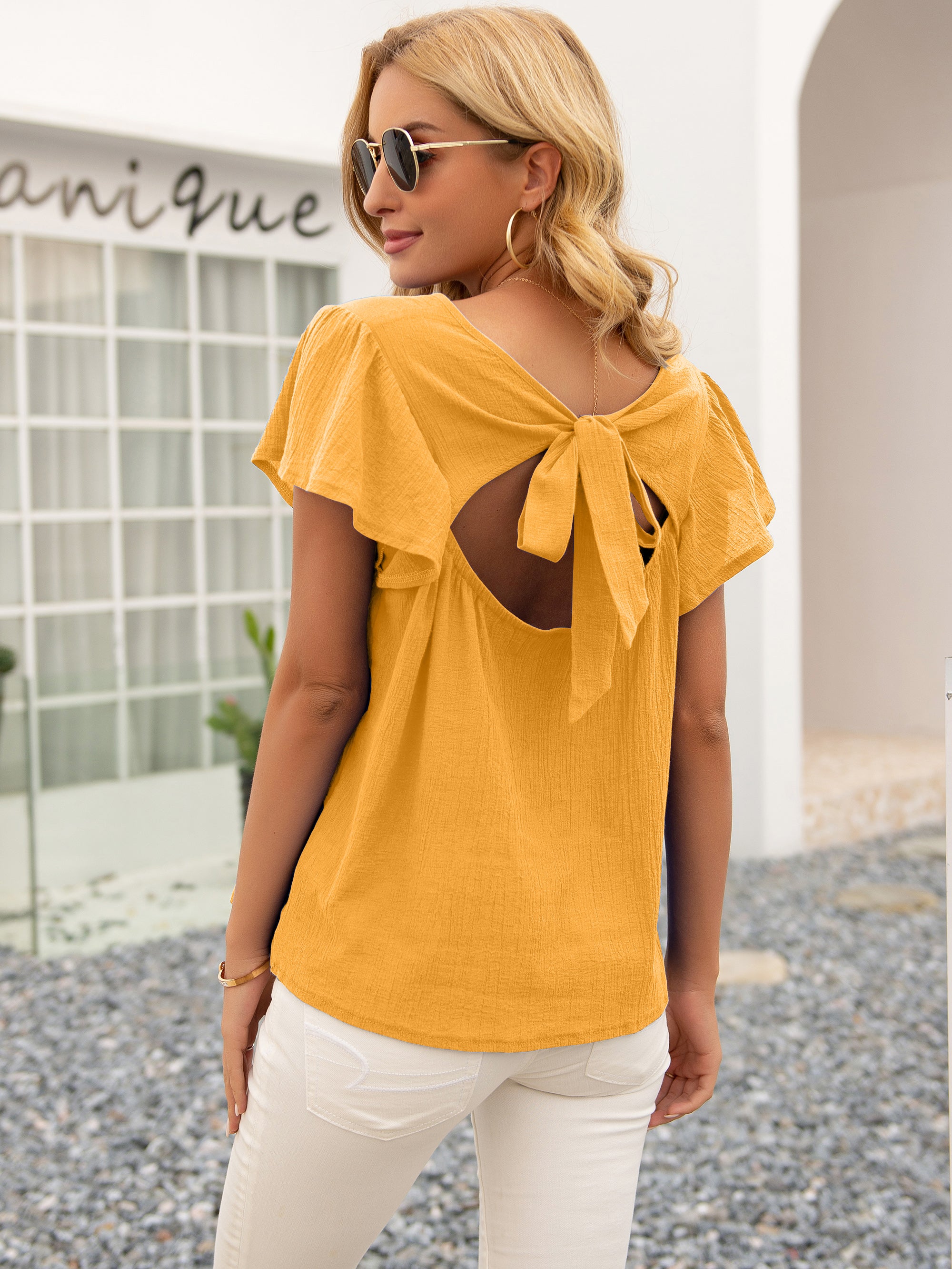Blusa de verano con espalda abierta y lazo anudado 