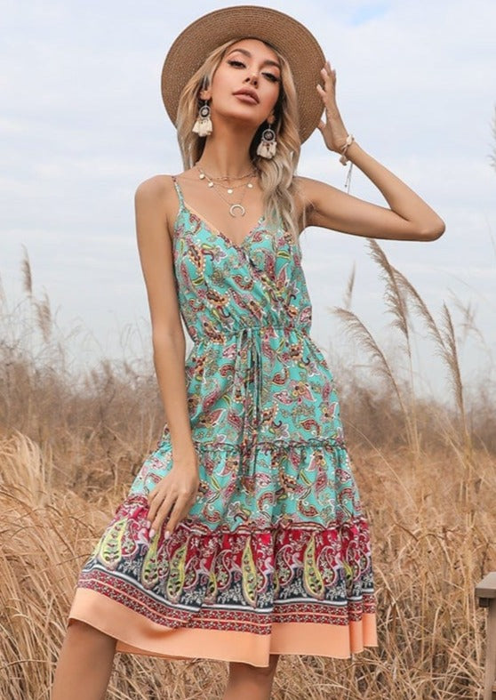 Vestido con estampado de cachemira y cuello cruzado