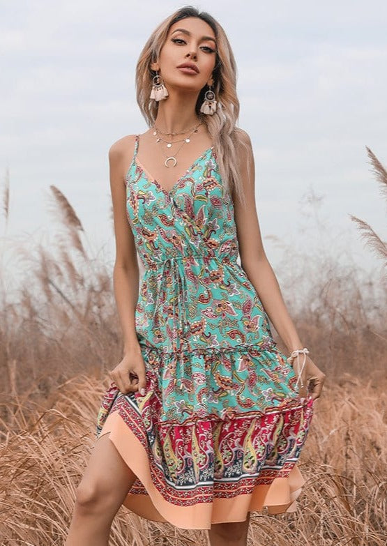 Vestido con estampado de cachemira y cuello cruzado