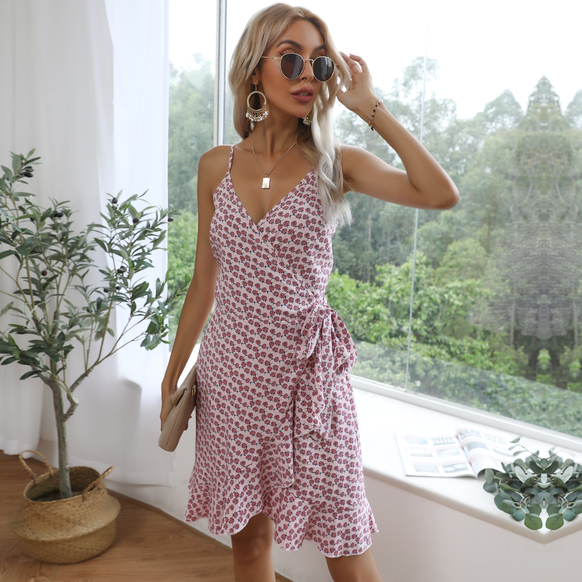 Vestido de tirantes con volantes cruzados 