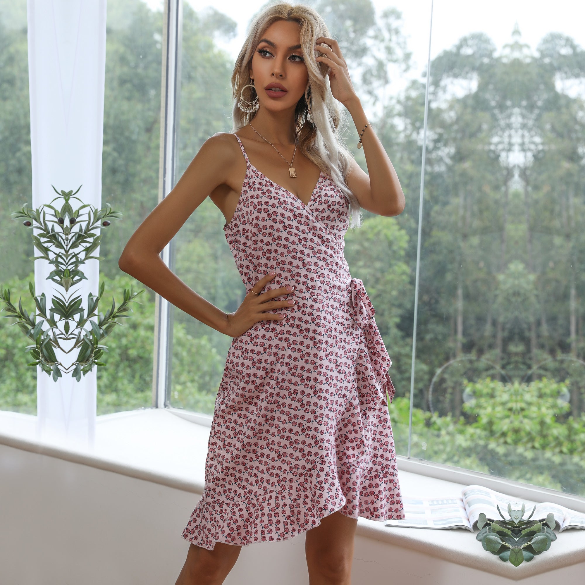 Vestido de tirantes con volantes cruzados 