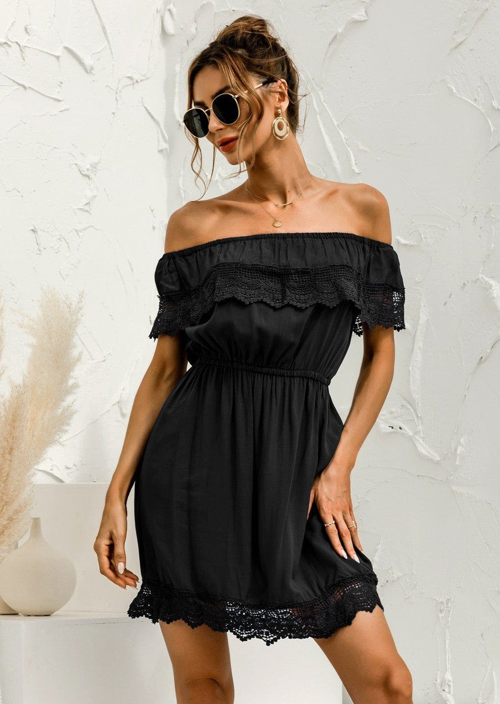 Vestido con hombros descubiertos y ribete de encaje