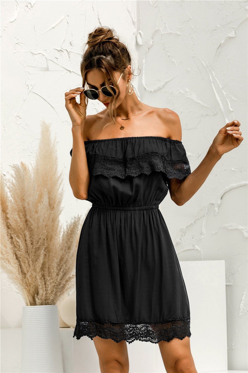 Vestido con hombros descubiertos y ribete de encaje