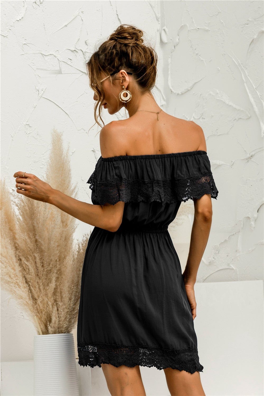 Vestido con hombros descubiertos y ribete de encaje
