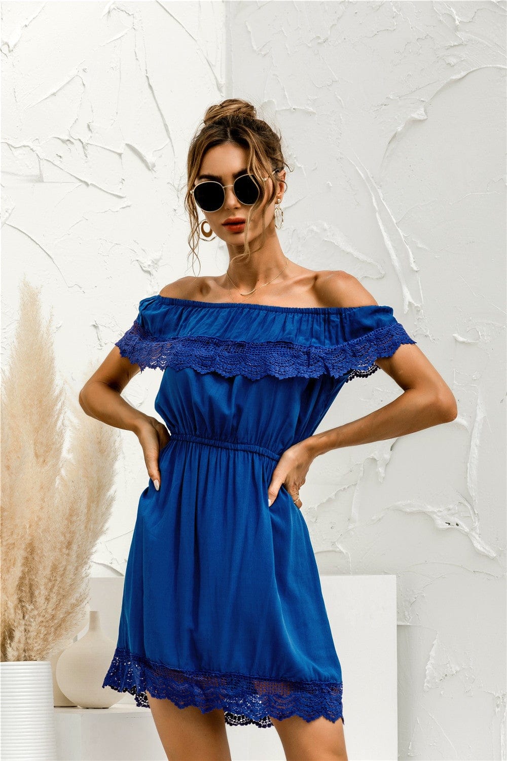Vestido con hombros descubiertos y ribete de encaje