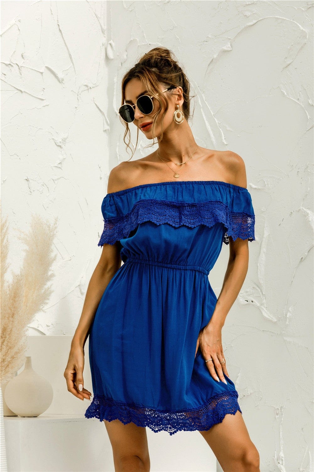 Vestido con hombros descubiertos y ribete de encaje