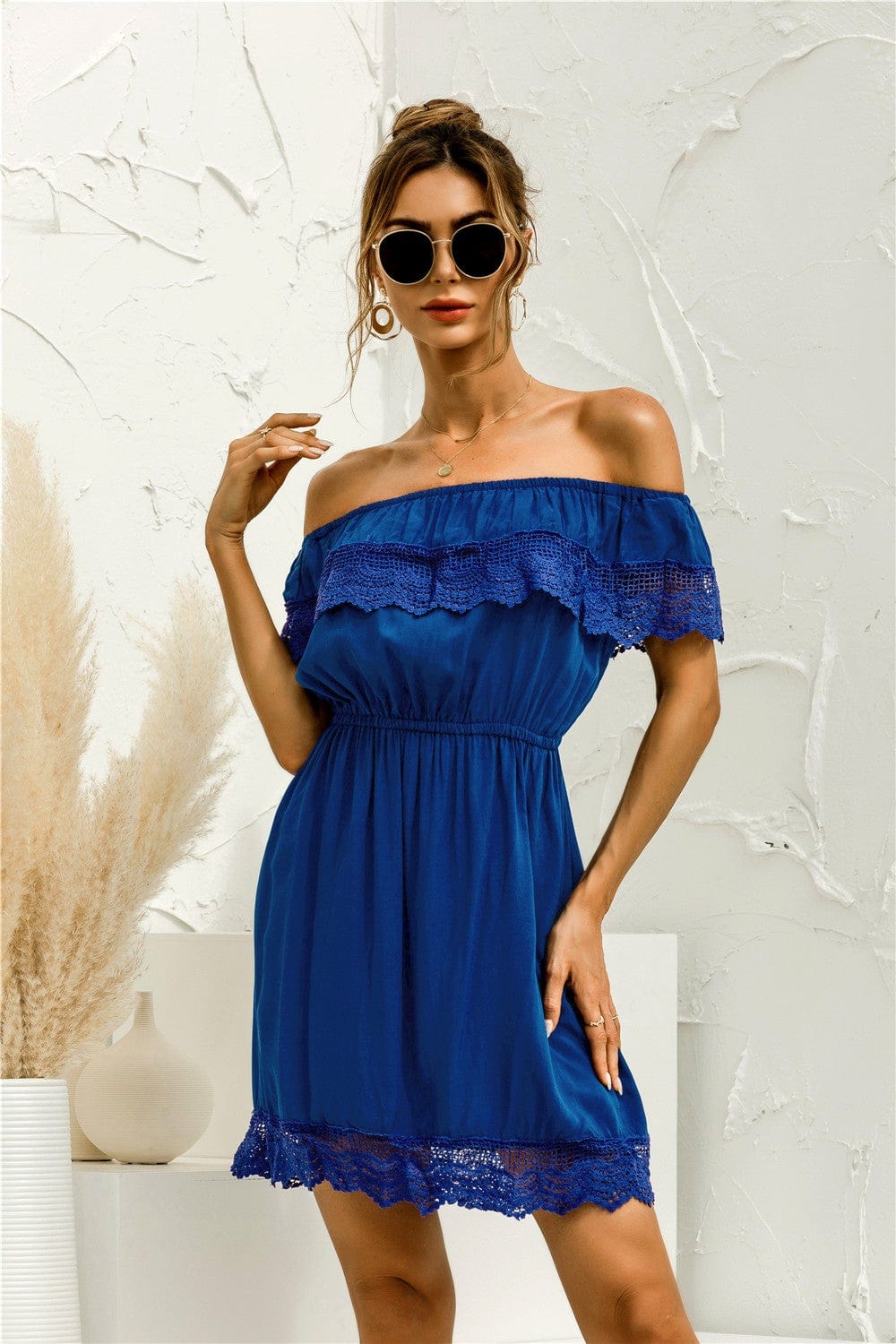 Vestido con hombros descubiertos y ribete de encaje