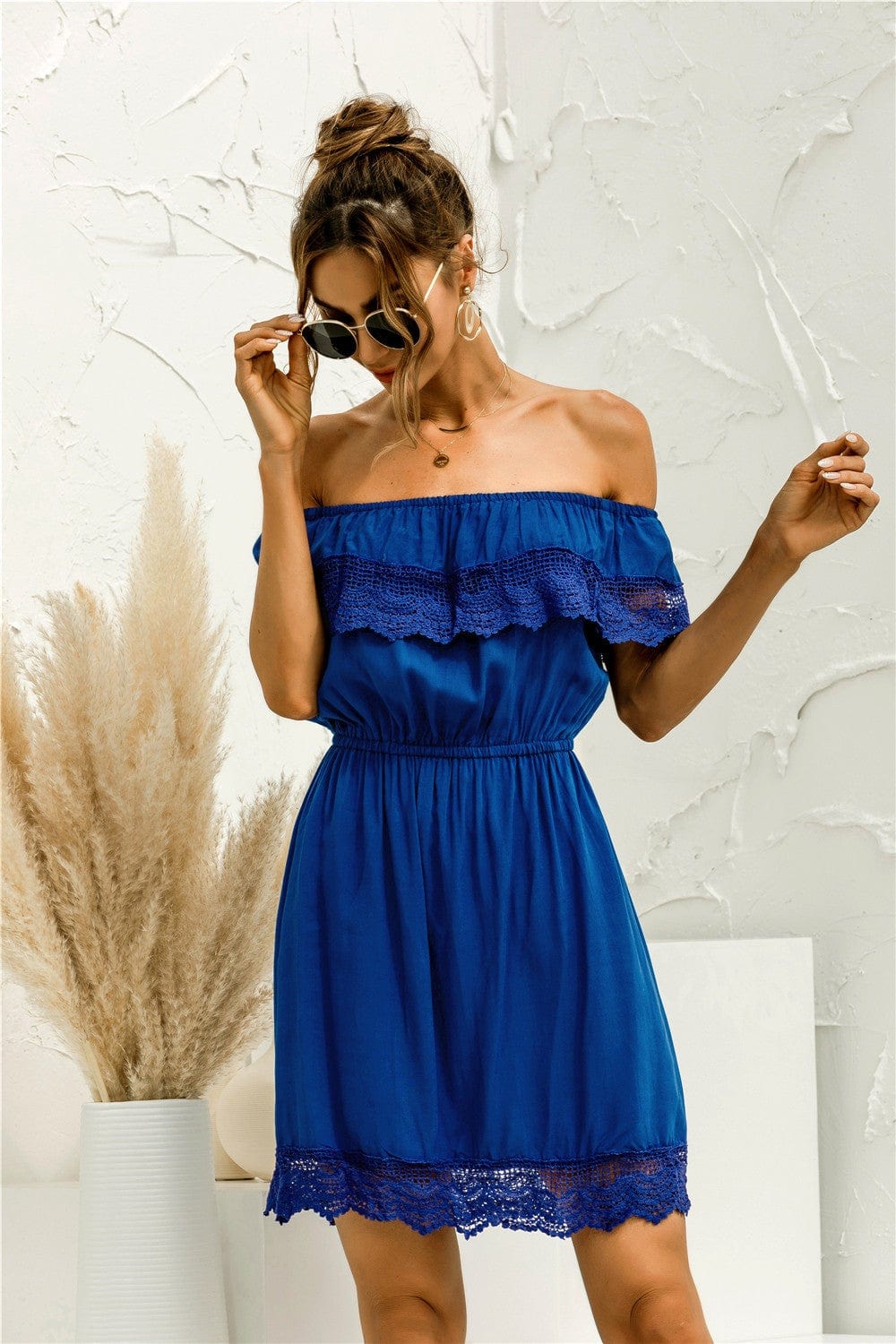 Vestido con hombros descubiertos y ribete de encaje