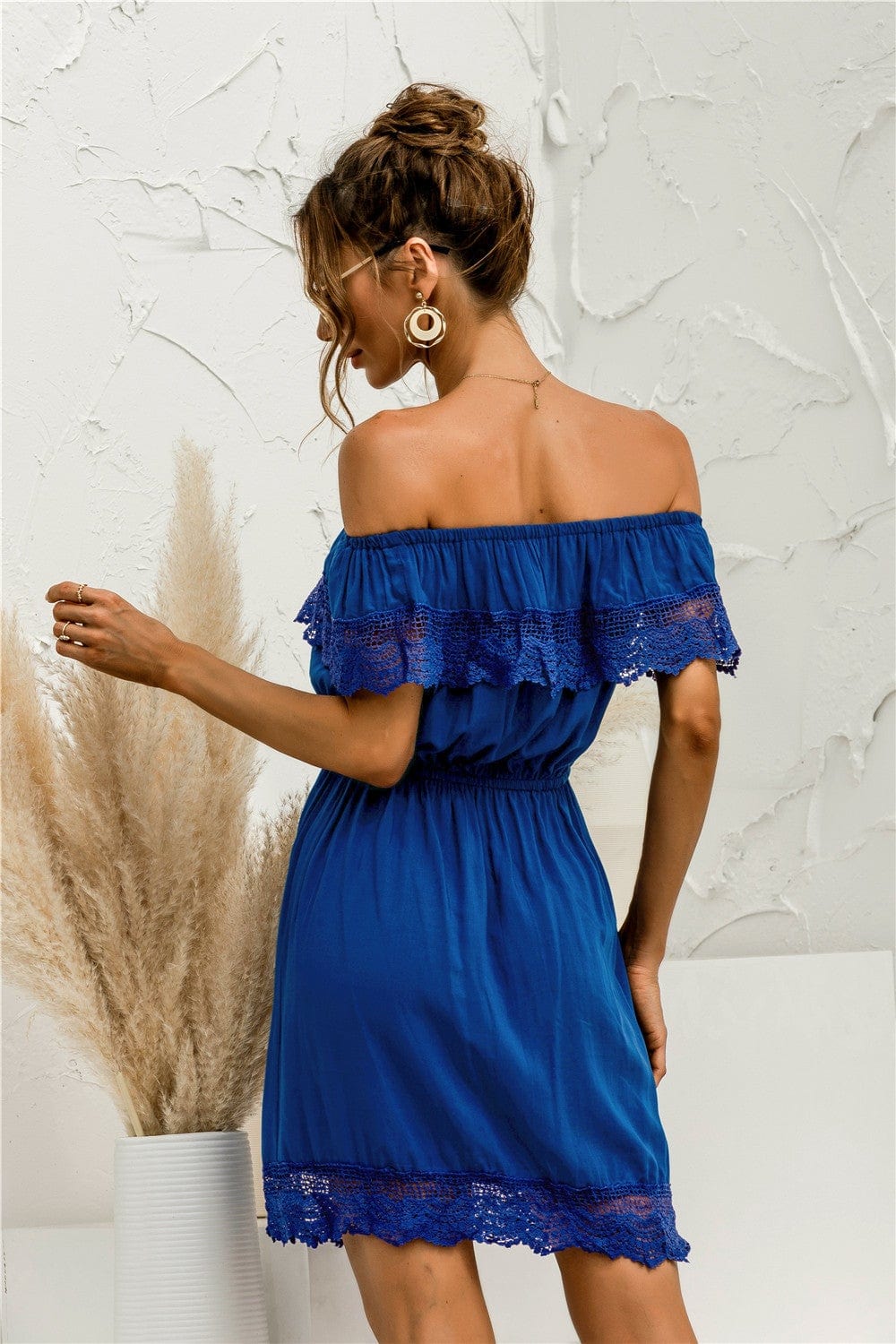 Vestido con hombros descubiertos y ribete de encaje