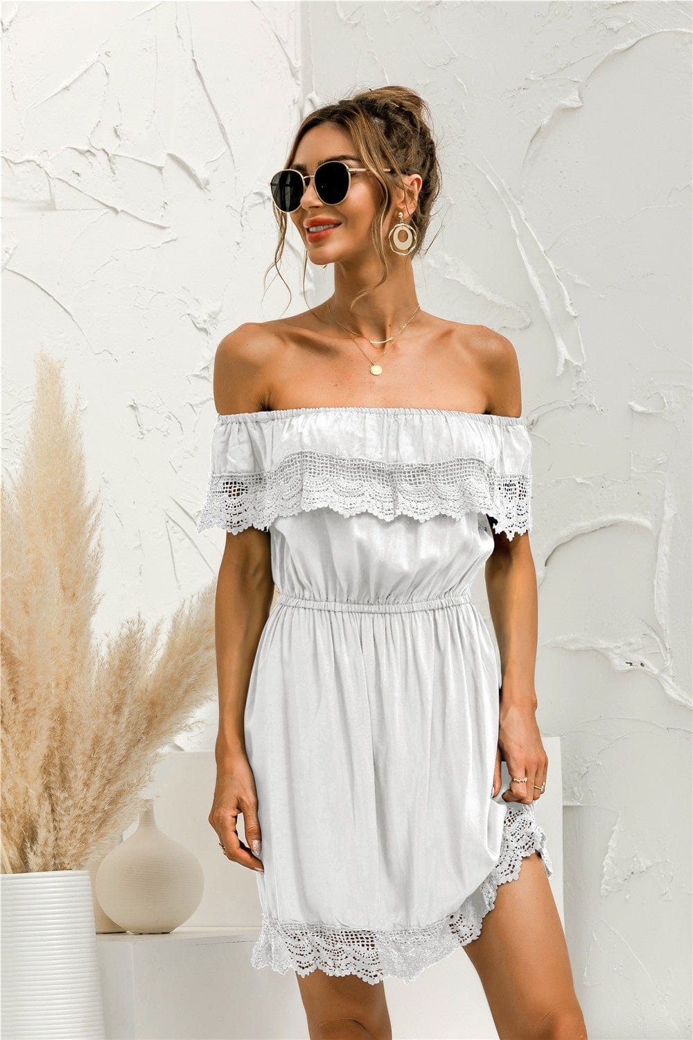 Vestido con hombros descubiertos y ribete de encaje