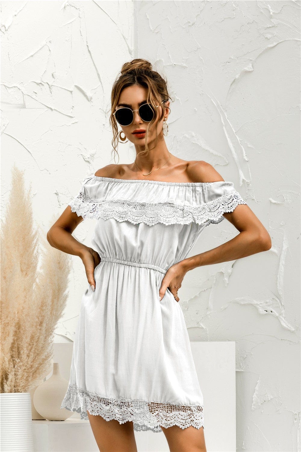 Vestido con hombros descubiertos y ribete de encaje