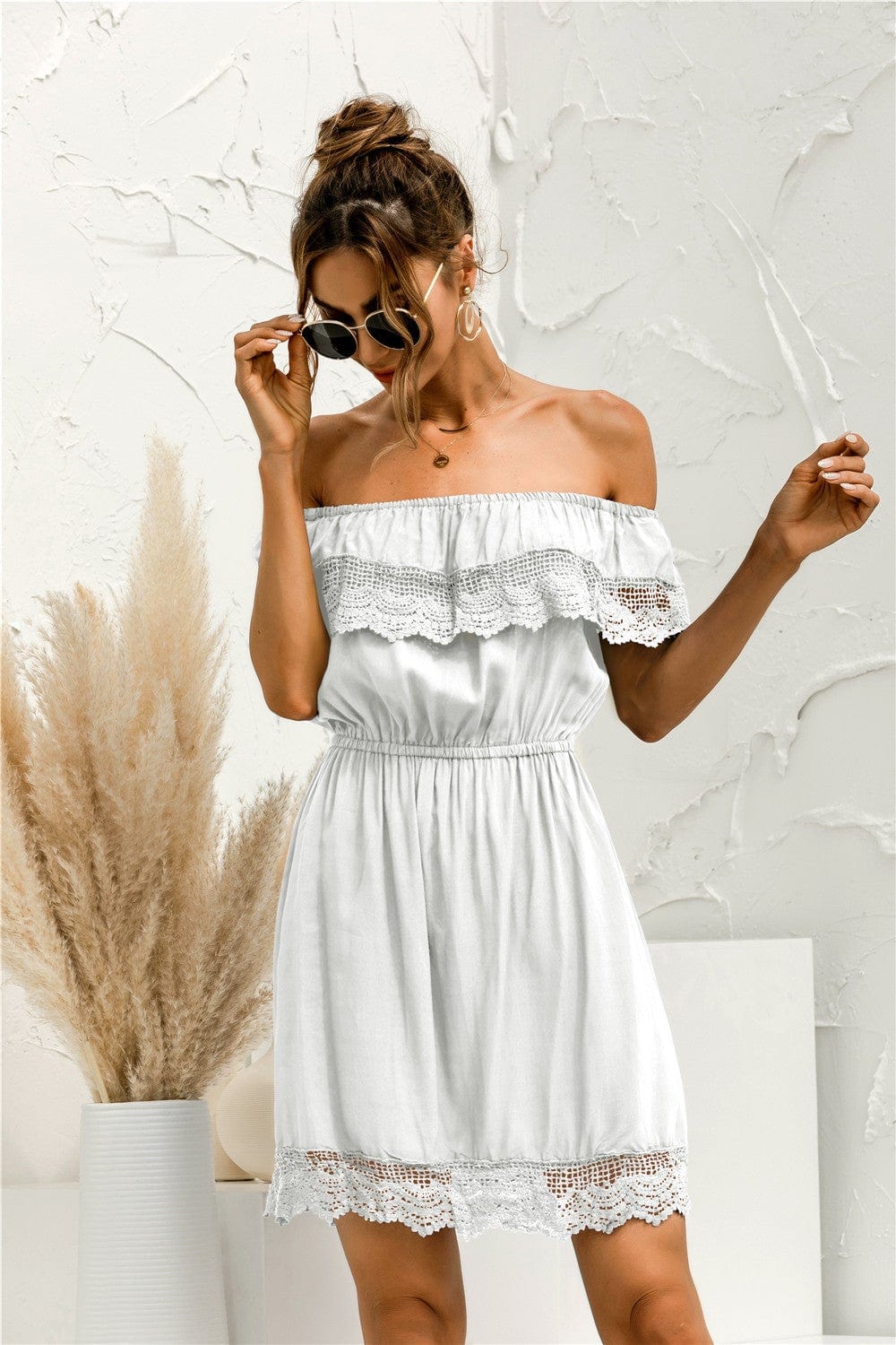 Vestido con hombros descubiertos y ribete de encaje