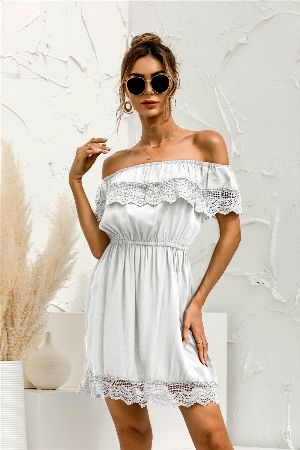 Vestido con hombros descubiertos y ribete de encaje