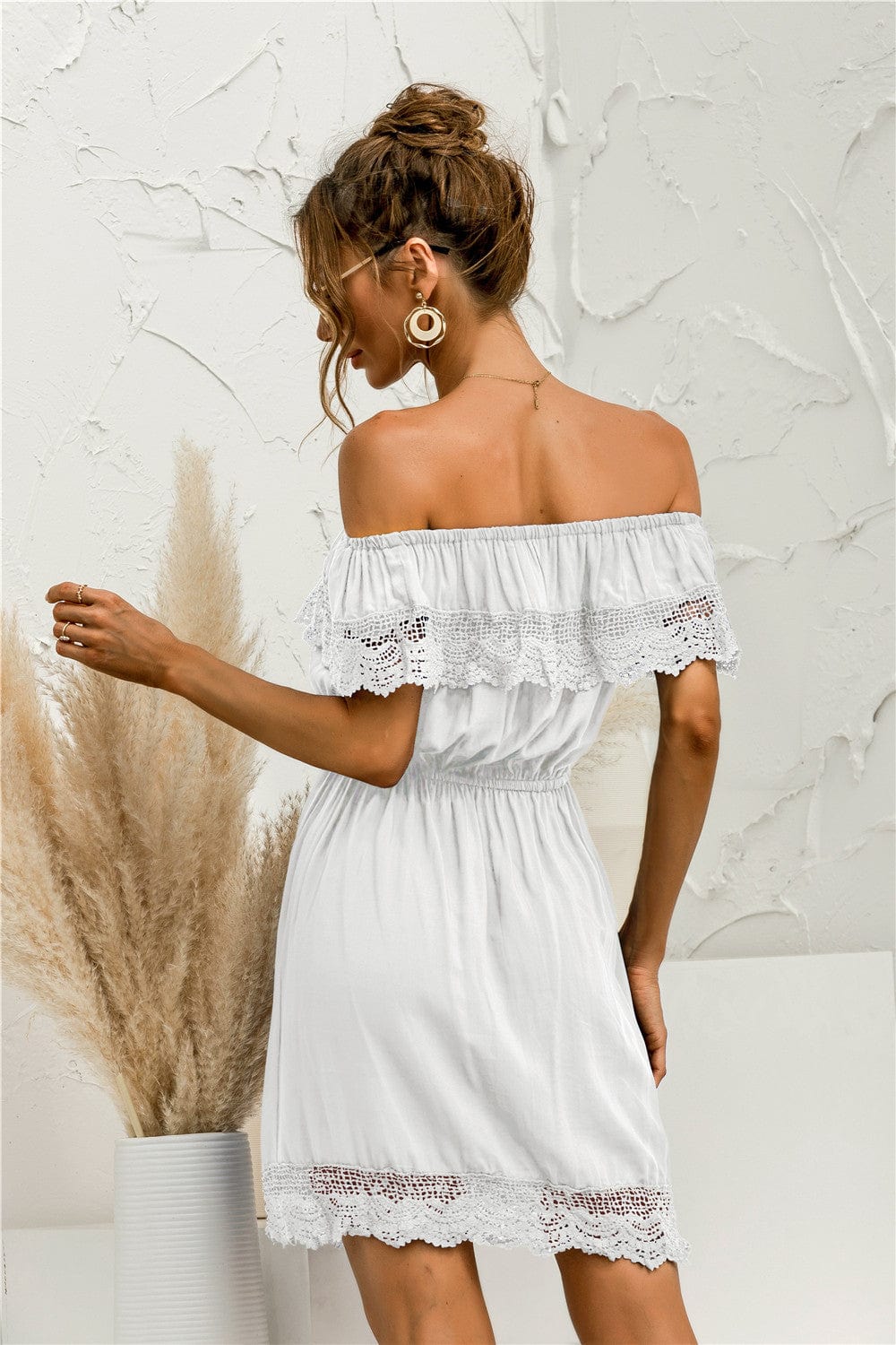 Vestido con hombros descubiertos y ribete de encaje