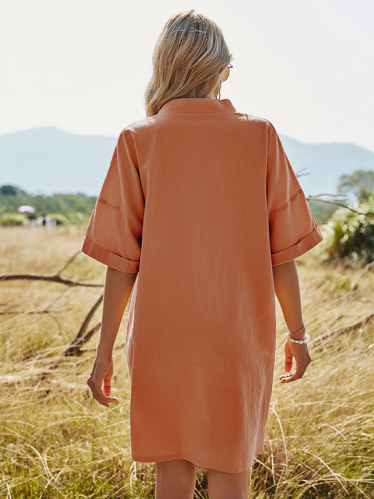 Vestido túnica extragrande con cuello entallado 