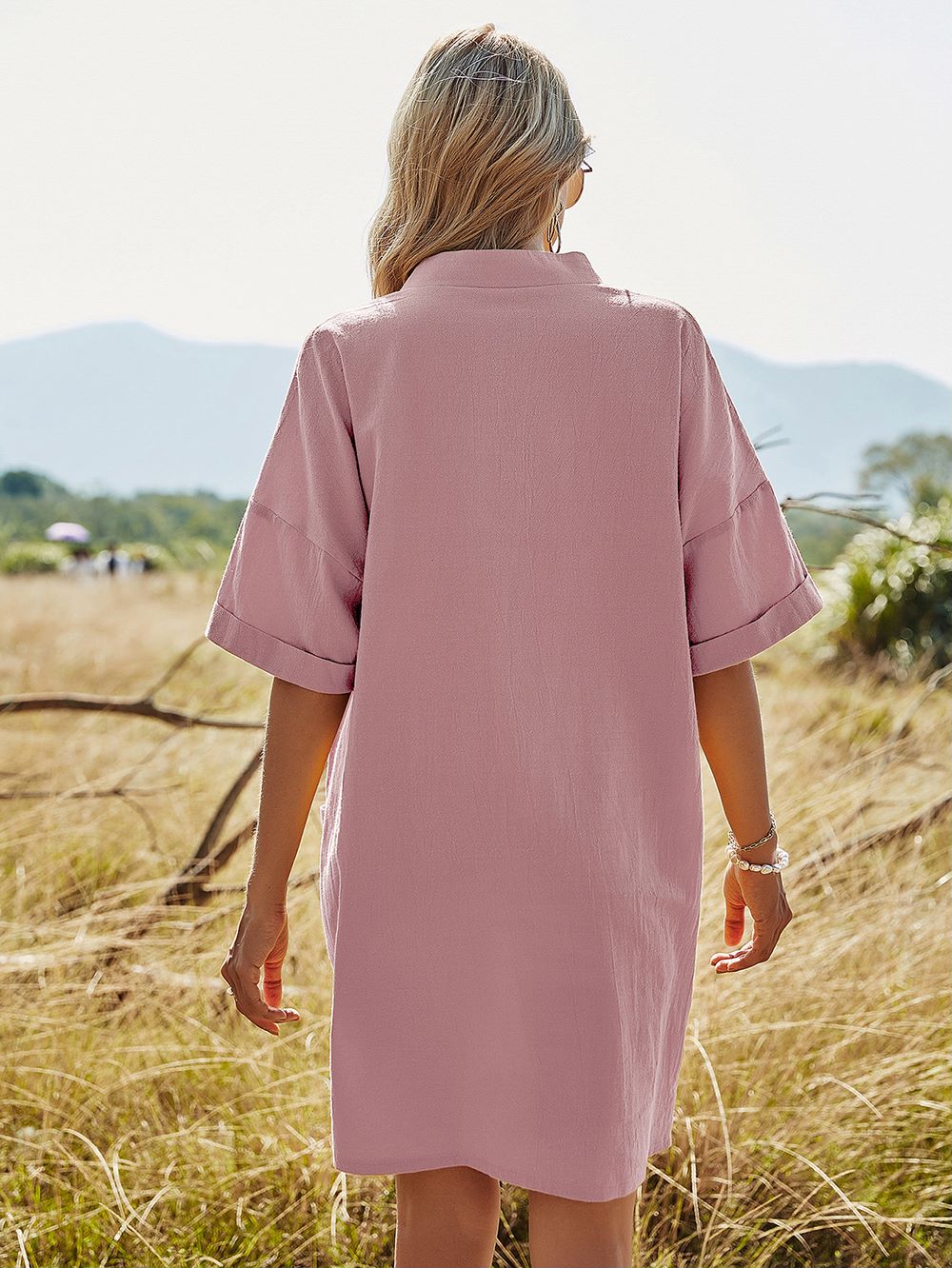 Vestido túnica extragrande con cuello entallado 