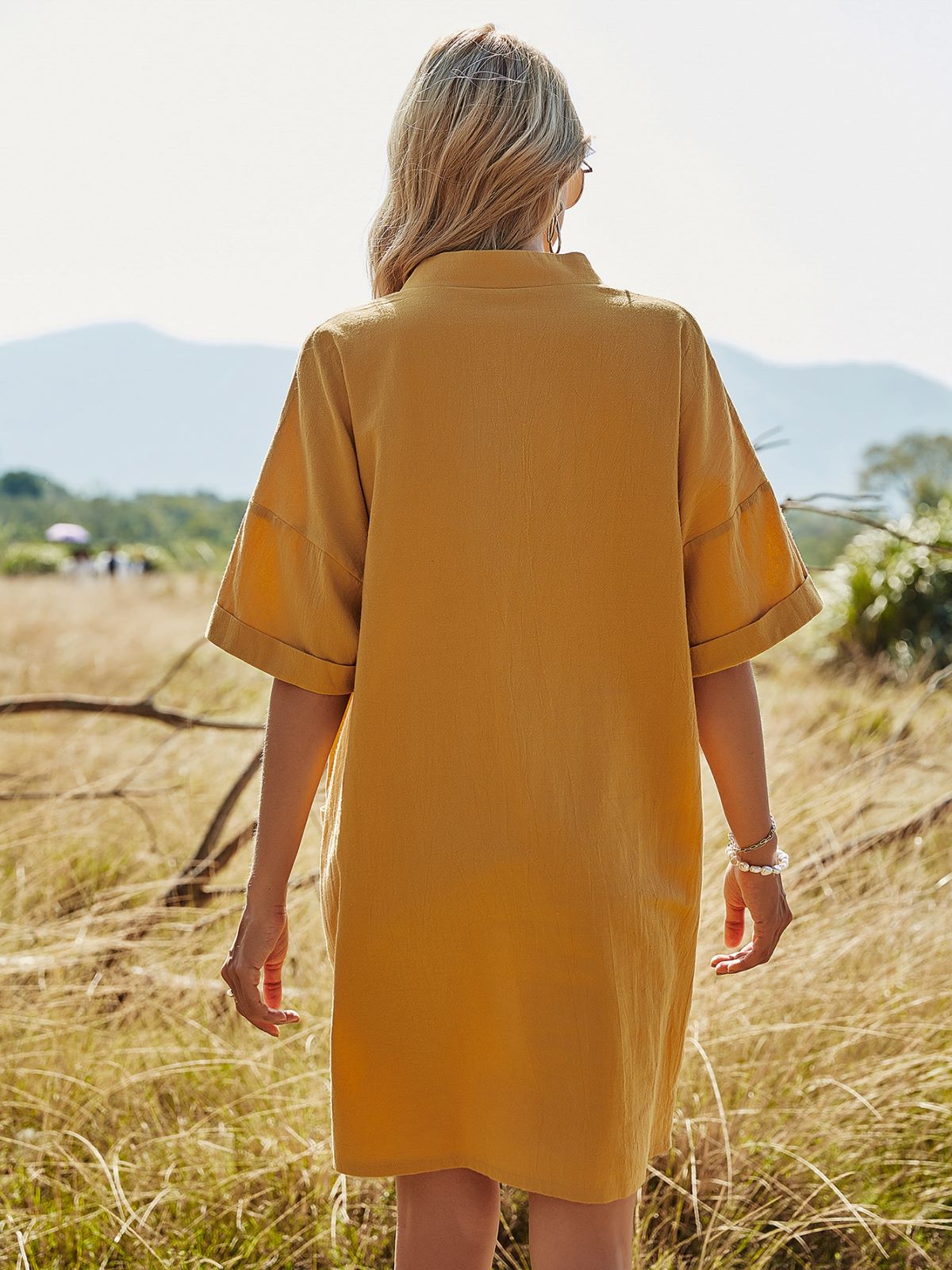 Vestido túnica extragrande con cuello entallado 