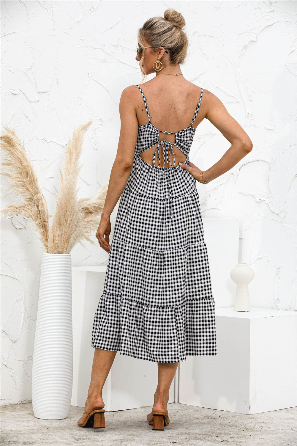 Vestido camisero con volantes y espalda abierta
