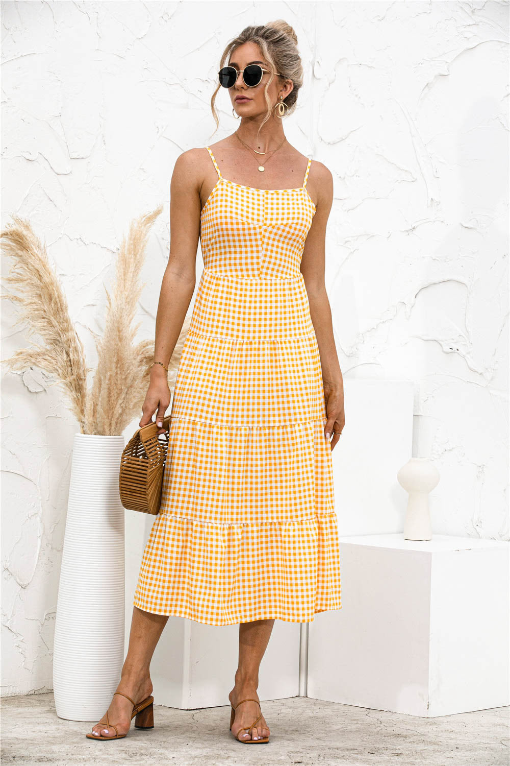 Vestido camisero con volantes y espalda abierta
