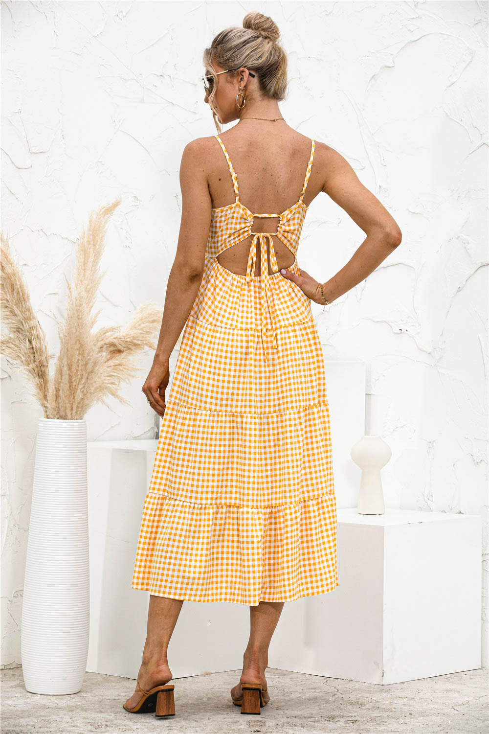Vestido camisero con volantes y espalda abierta