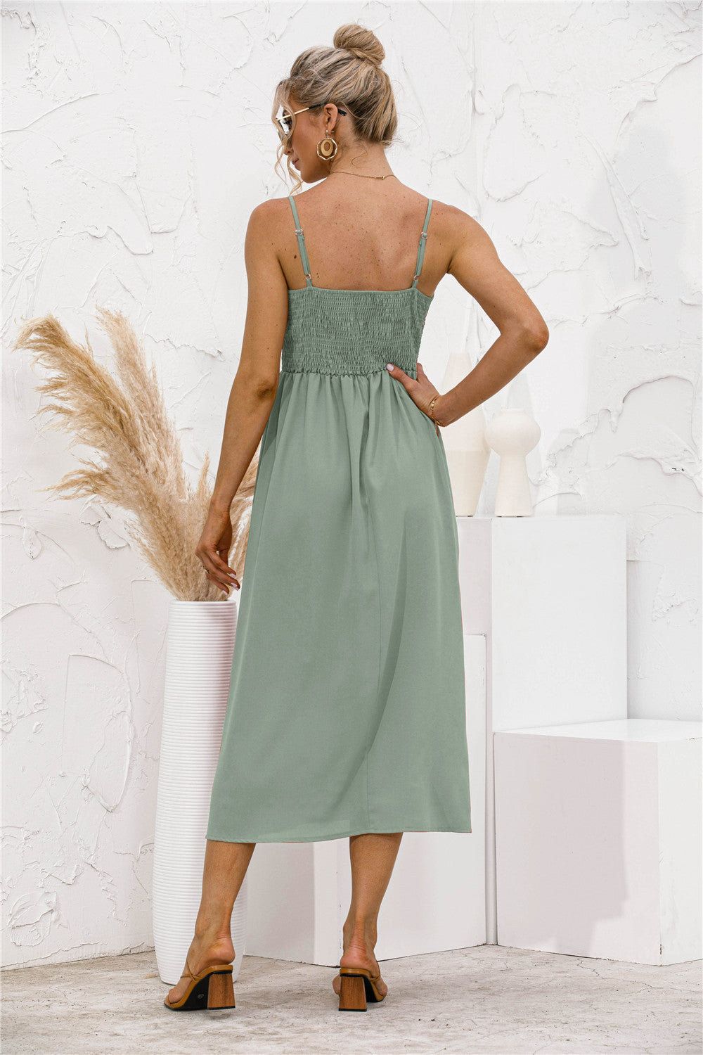 Vestido con botones en la espalda fruncidos