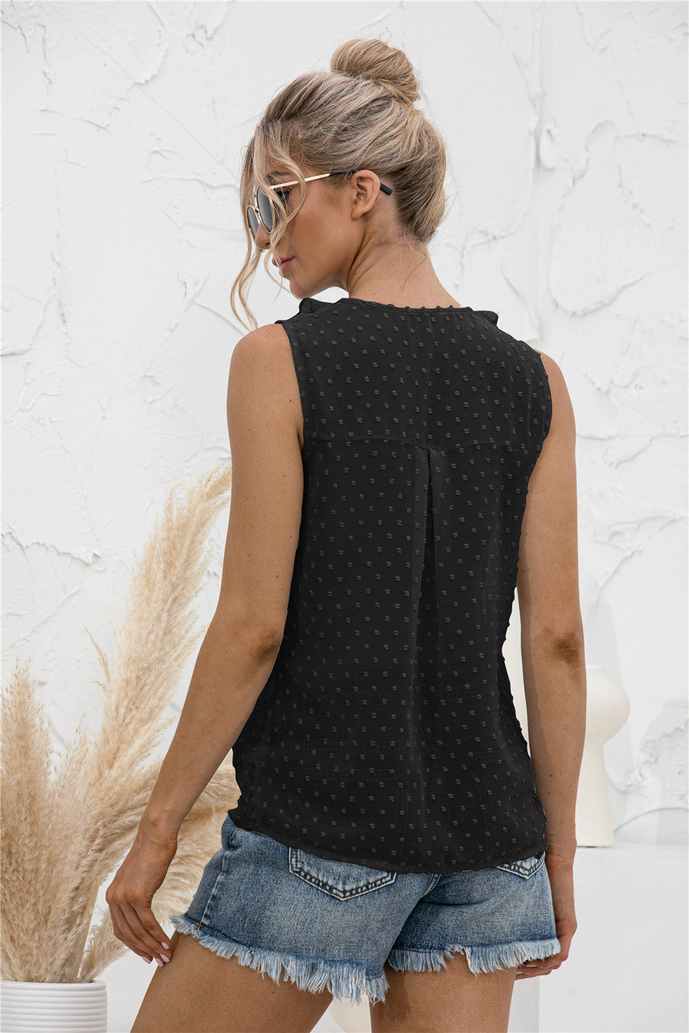 Camiseta sin mangas con lunares y volantes 