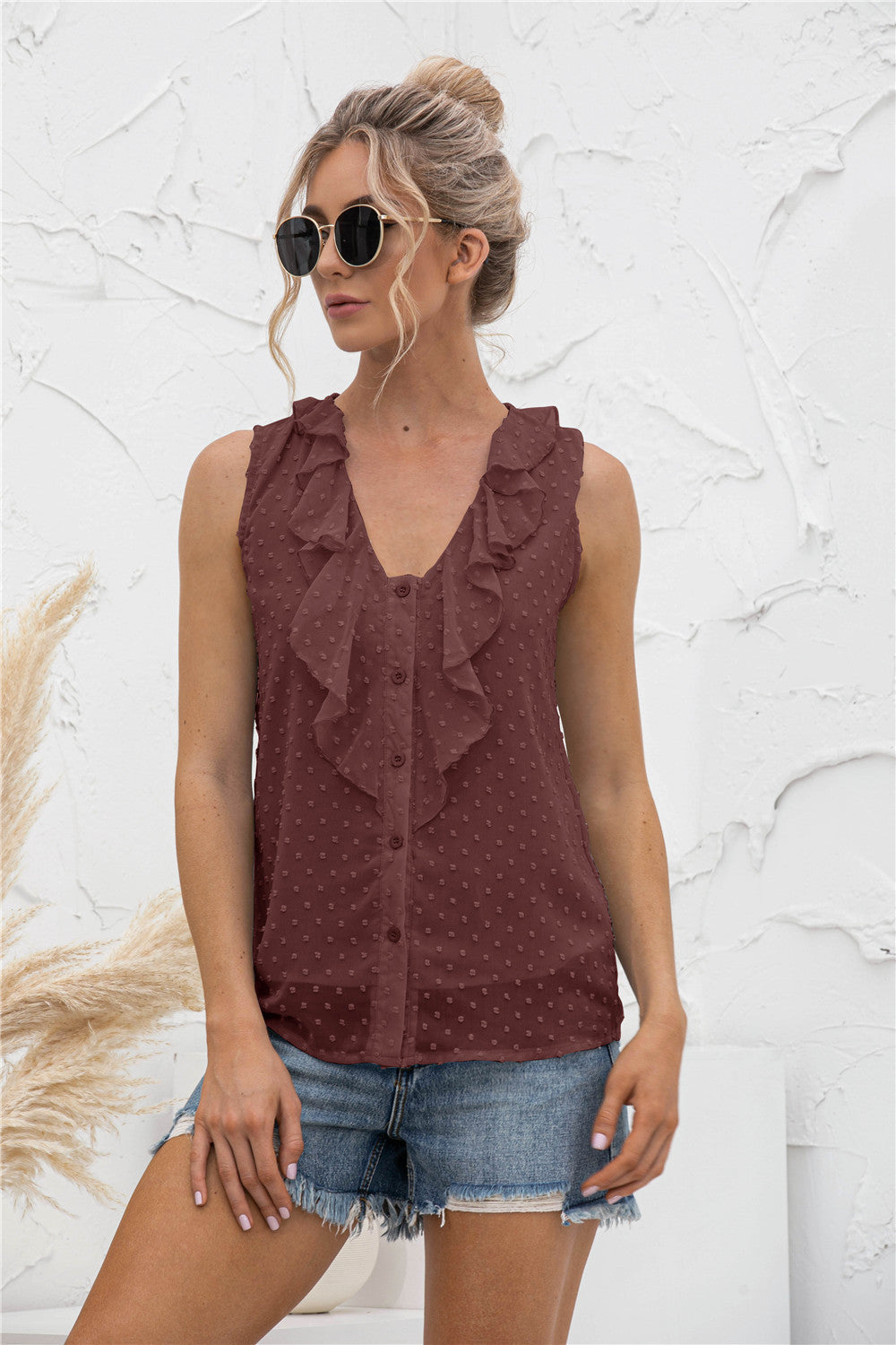 Camiseta sin mangas con lunares y volantes 