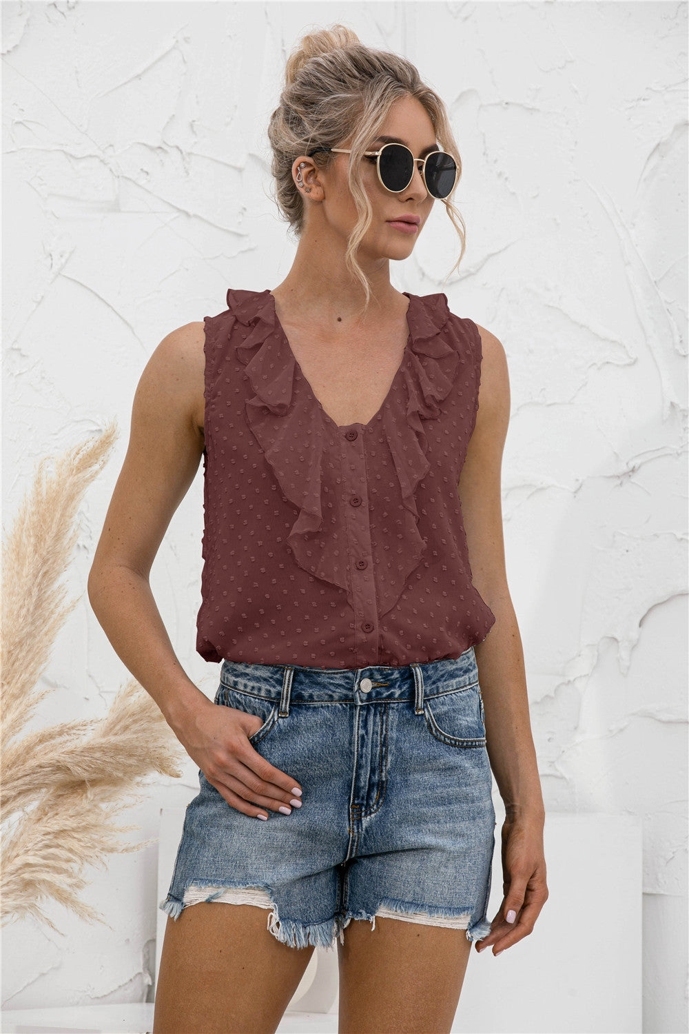 Camiseta sin mangas con lunares y volantes 