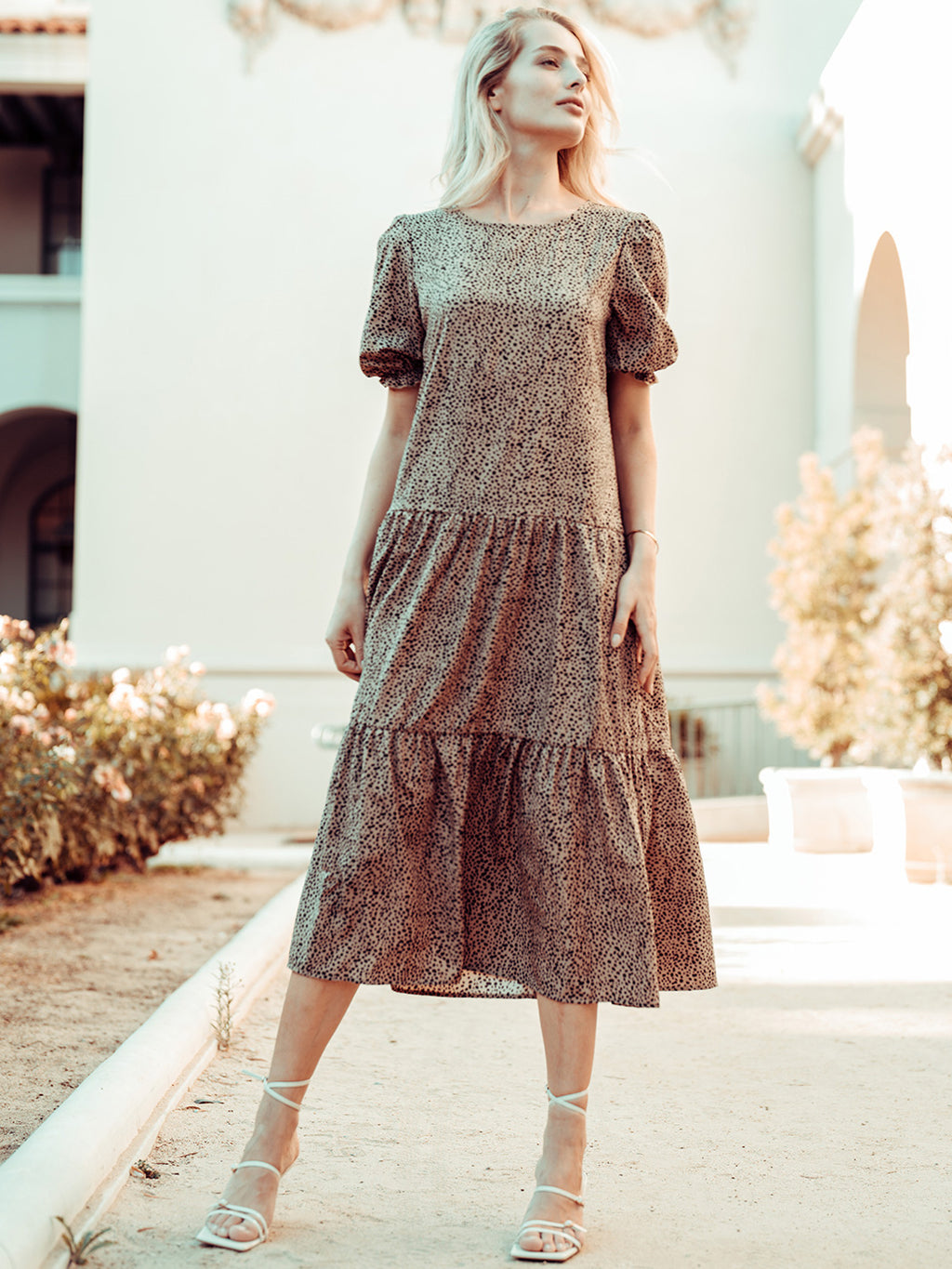 Vestido largo de manga corta con estampado de lunares suaves 