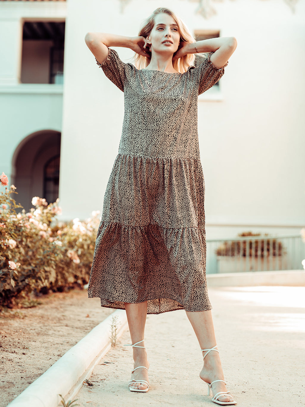 Vestido largo de manga corta con estampado de lunares suaves 
