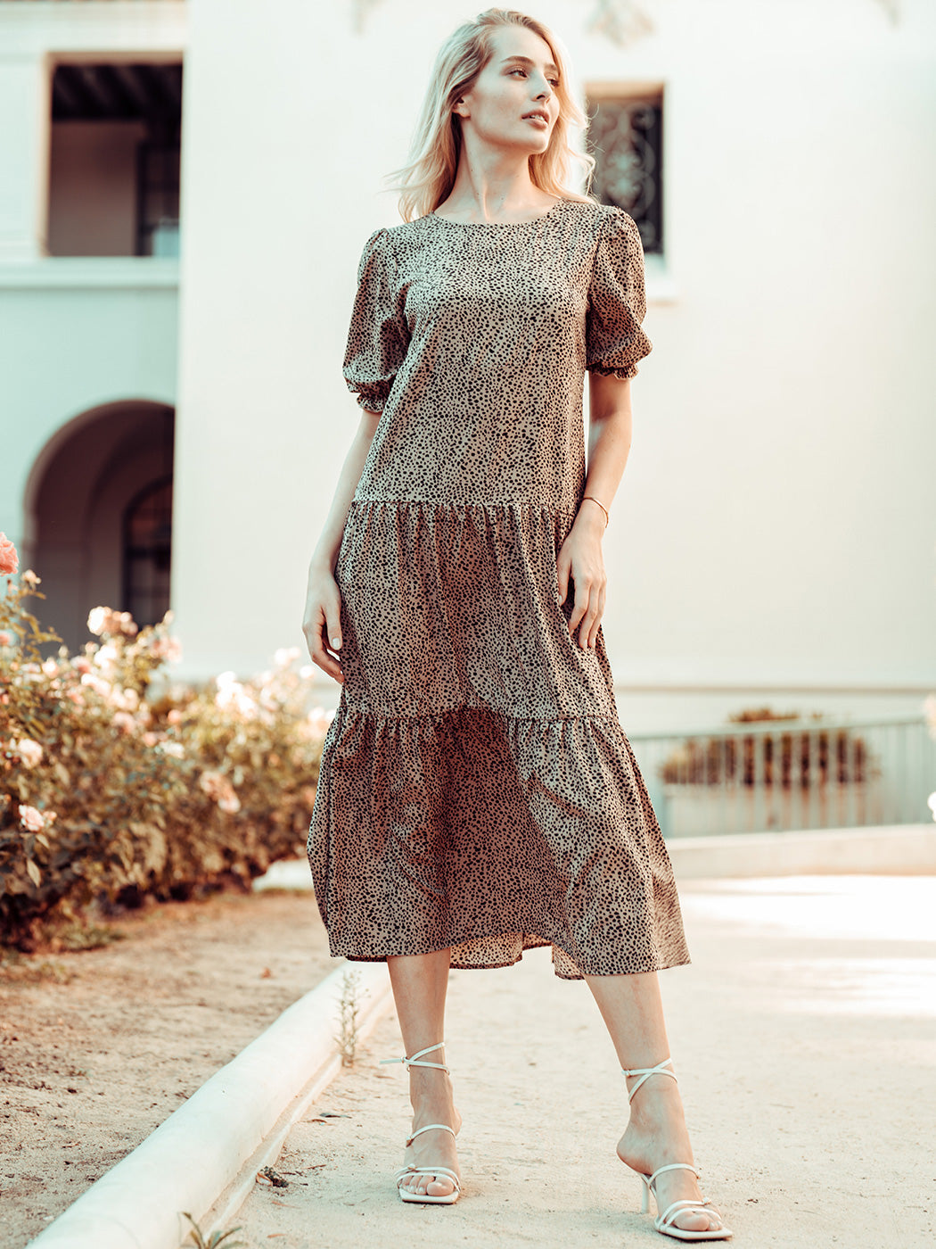 Vestido largo de manga corta con estampado de lunares suaves 