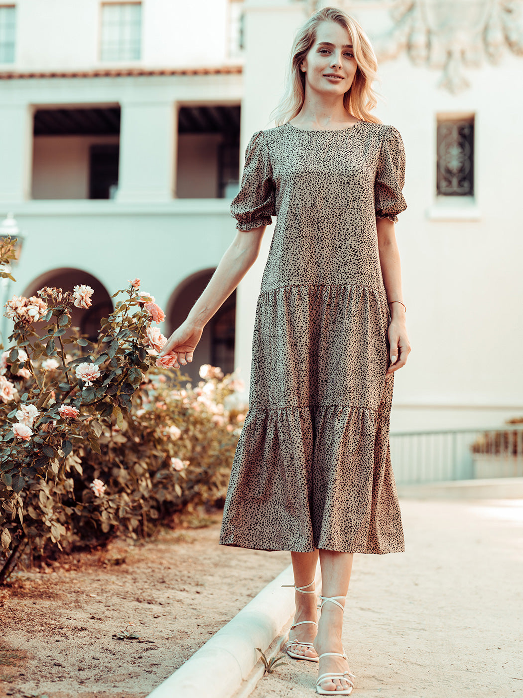 Vestido largo de manga corta con estampado de lunares suaves 