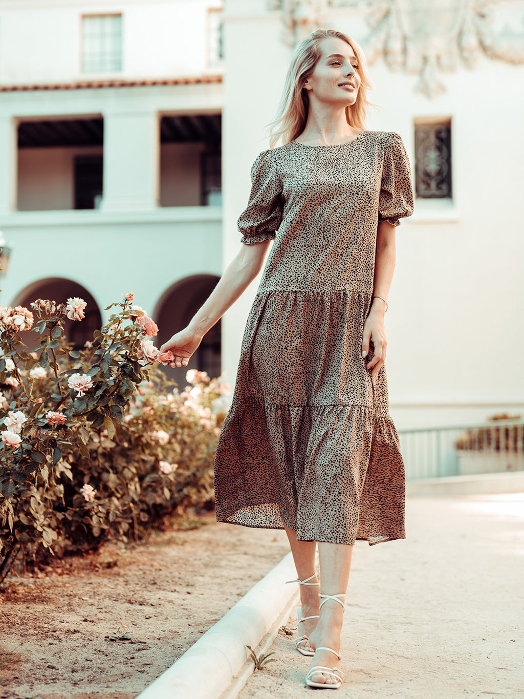 Vestido largo de manga corta con estampado de lunares suaves 