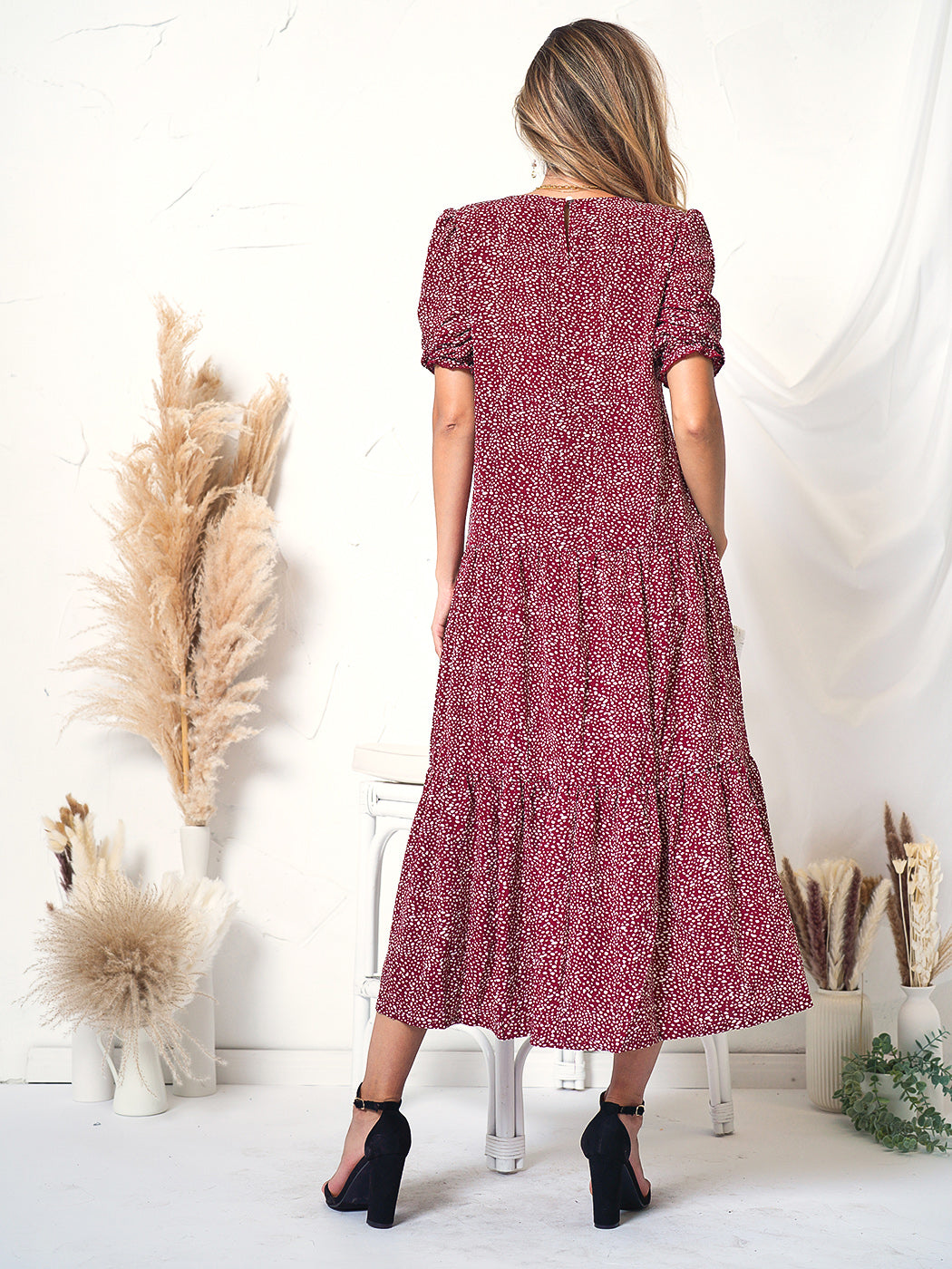 Vestido largo de manga corta con estampado de lunares suaves 