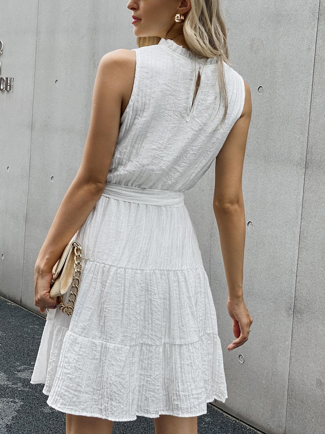 Vestido con cinturón y lazo estilo arrugado