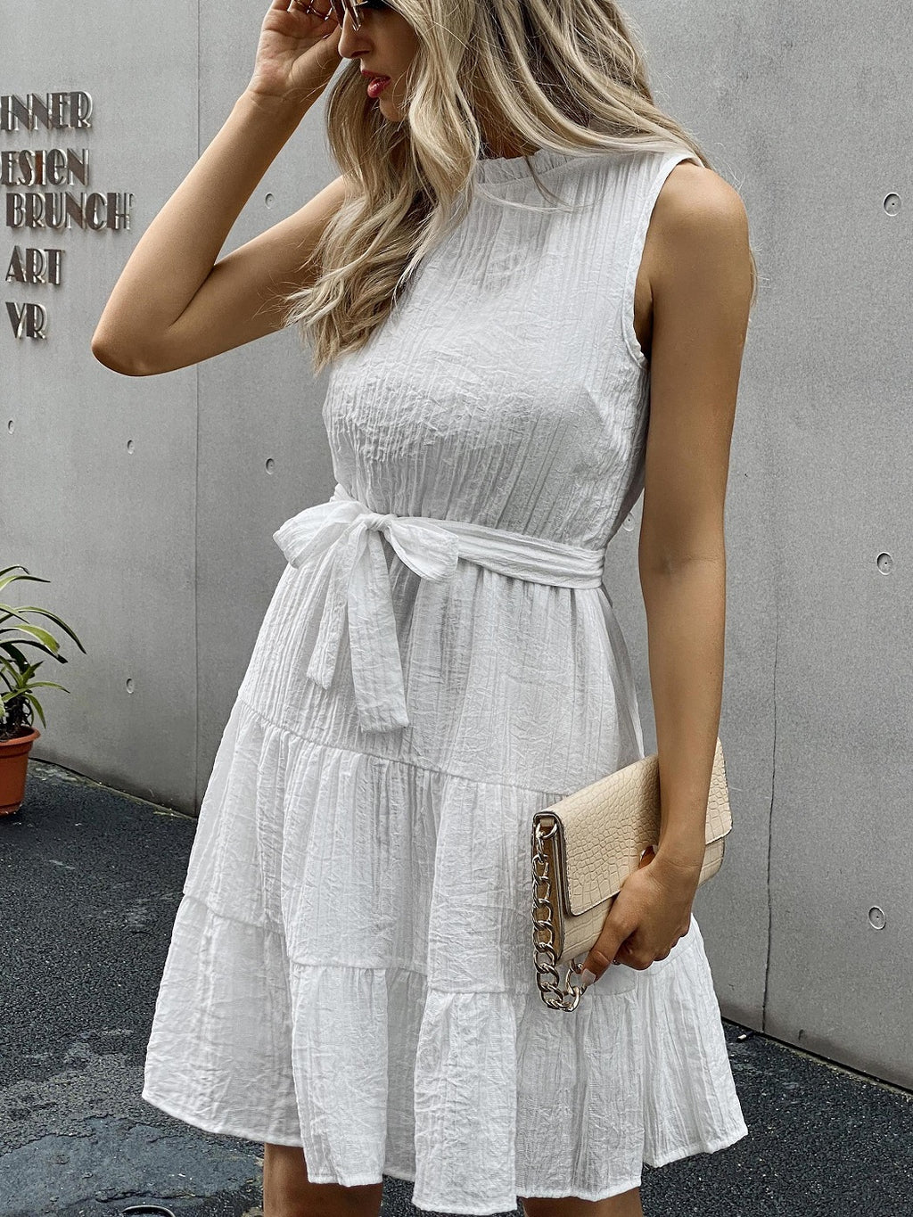 Vestido con cinturón y lazo estilo arrugado