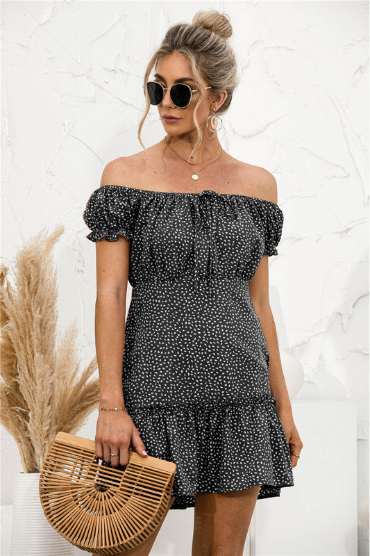 Minivestido con volantes y hombros descubiertos 