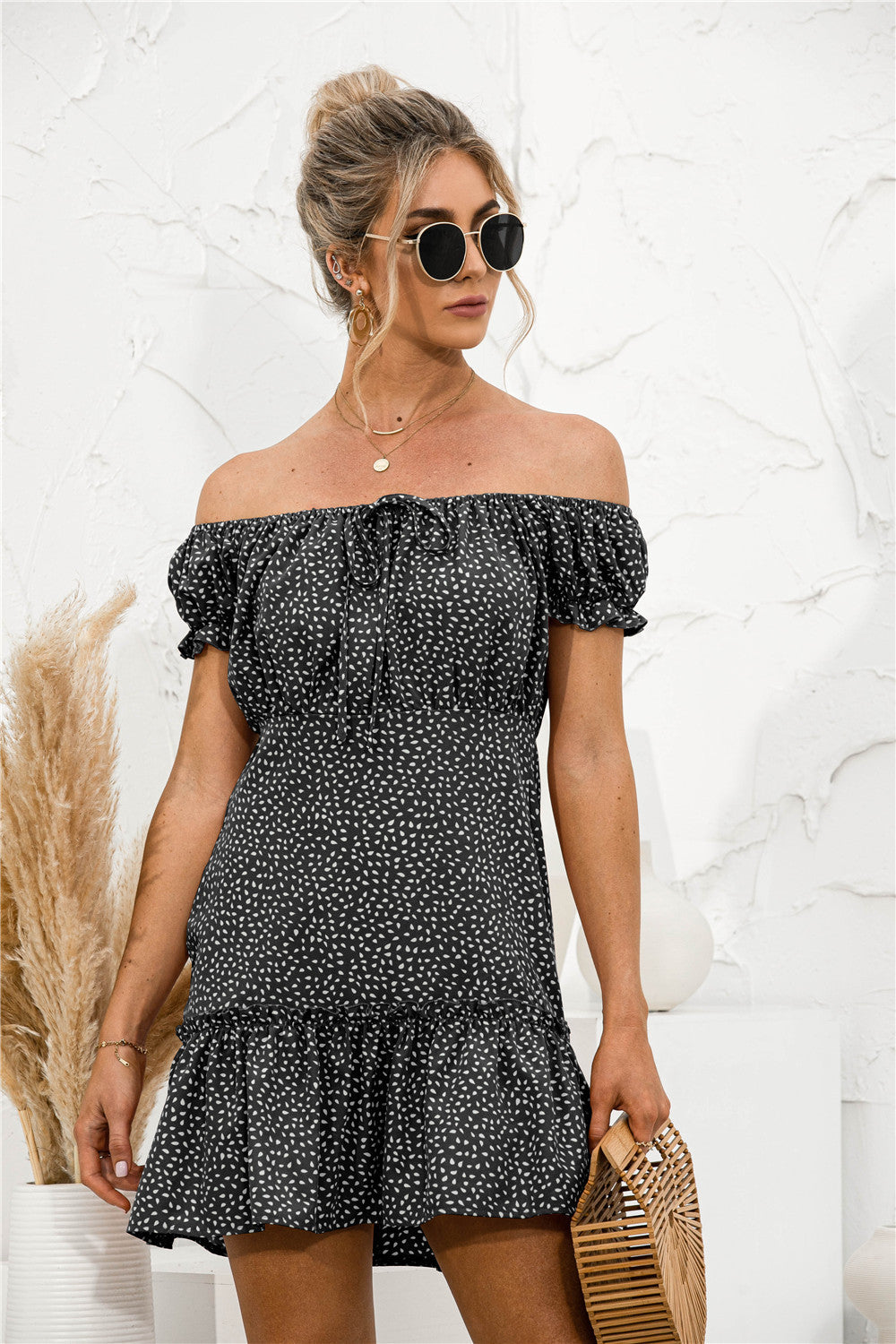 Minivestido con volantes y hombros descubiertos 